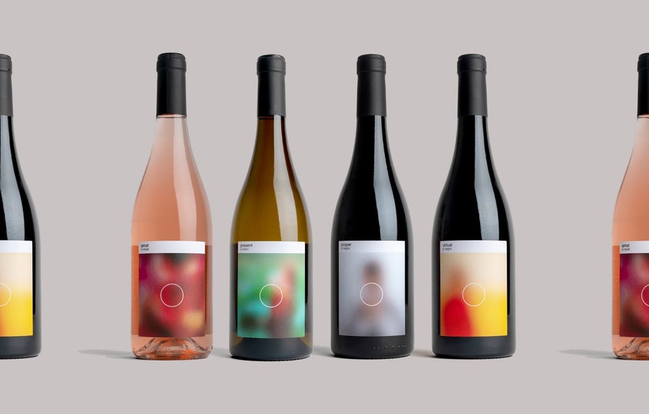 Description: Xu hướng thiết kế bao bì 2020 ví dụ: nhãn chai rượu vang với hình ảnh mờ
